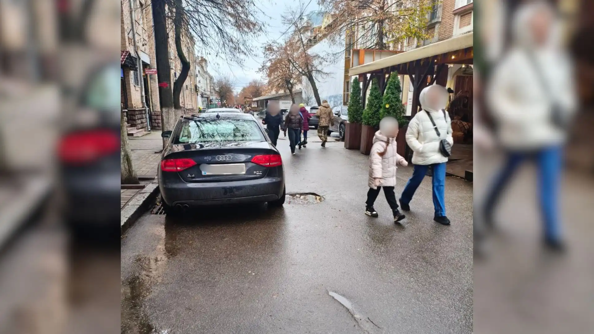 Після скарги на паркування: патрульні оформили протокол одному з шести водіїв на Театральній
