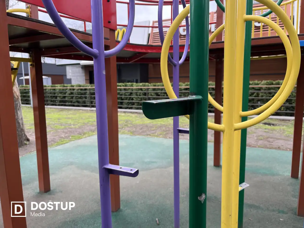 Руйнується майданчик