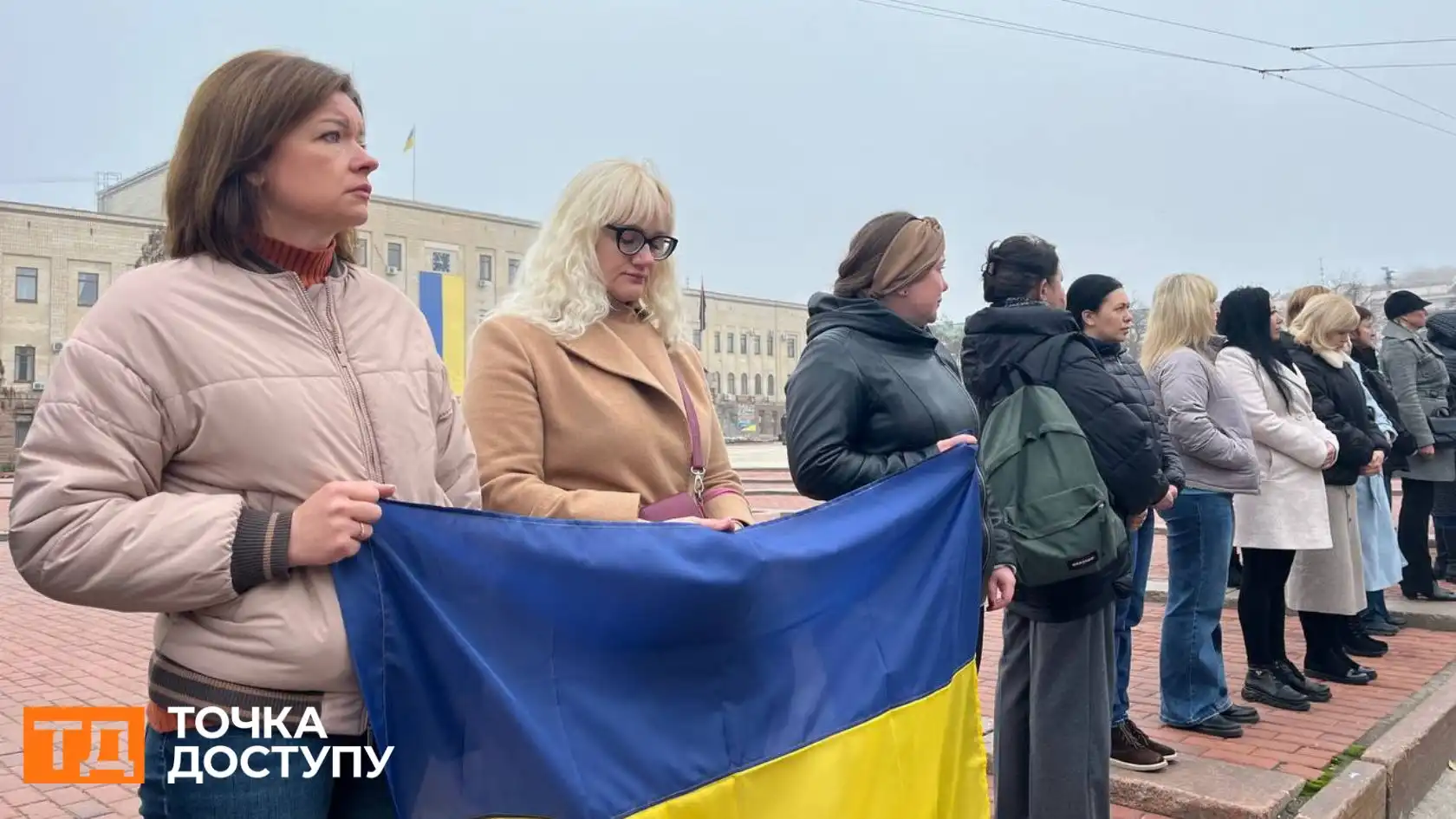 З трьома воїнами попрощалися у Кропивницькому: в центрі міста зупинився траурний кортеж