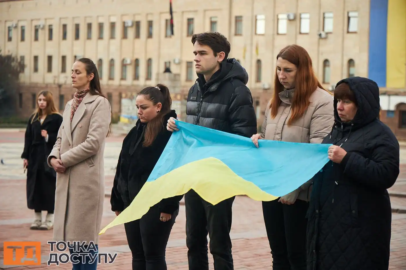 Жителі Кропивницького прийшли віддати шану трьом захисникам, які загинули на війні.