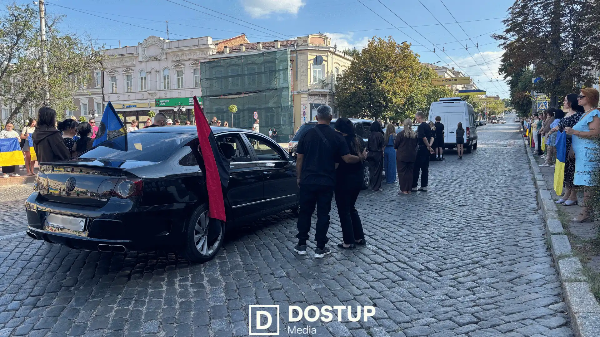 З двома воїнами попрощалися у Кропивницькому 11 серпня: у центрі міста зупинився траурний кортеж