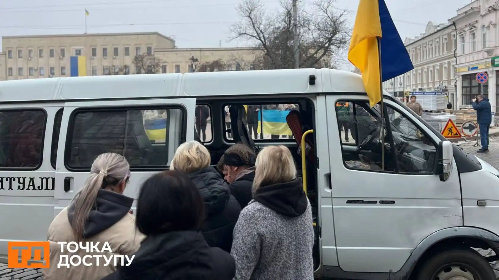 З трьома воїнами попрощалися у Кропивницькому: в центрі міста зупинився траурний кортеж