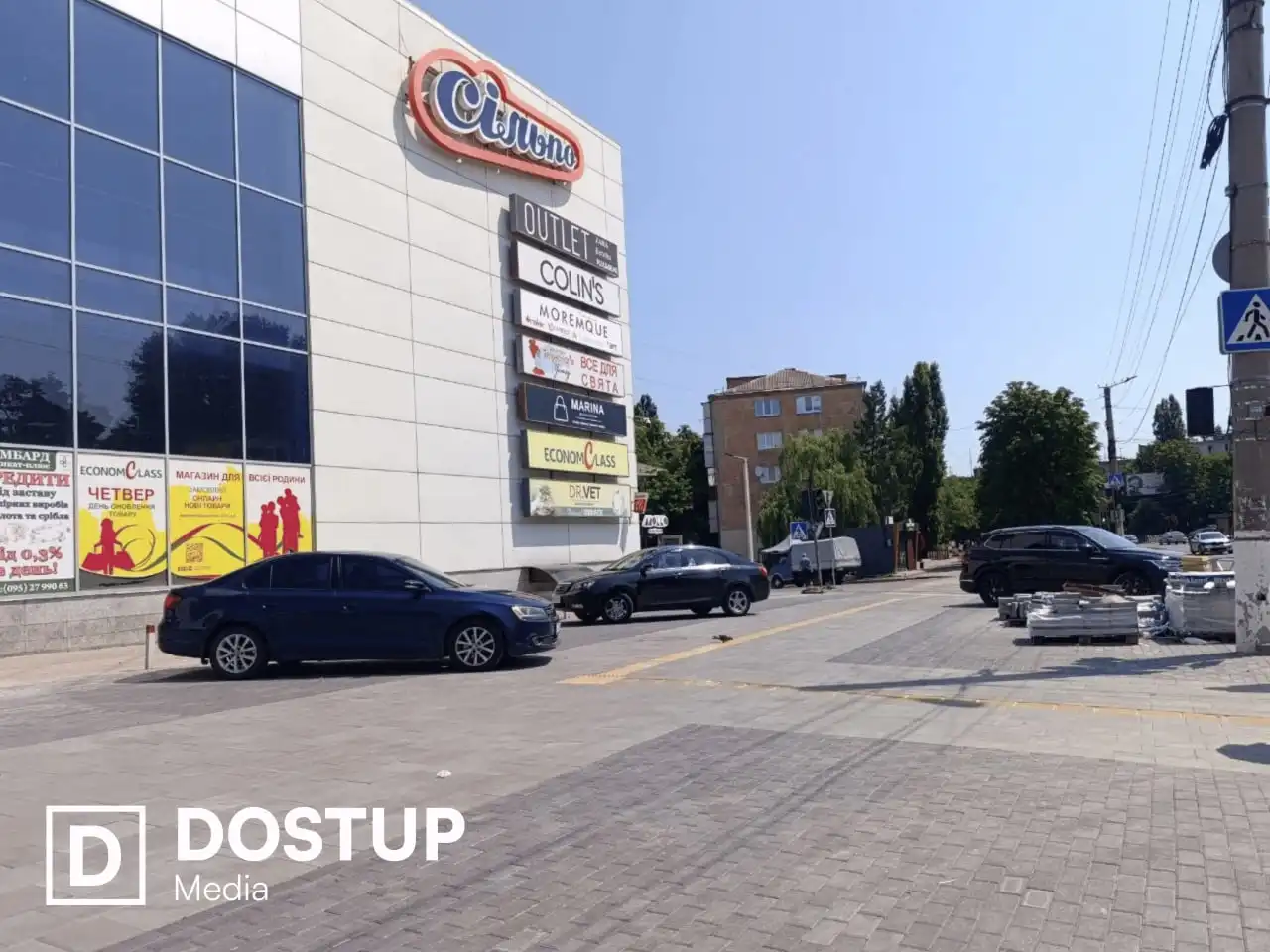 Авівки припарковані на тротуарі сьогодні, 30 червня
