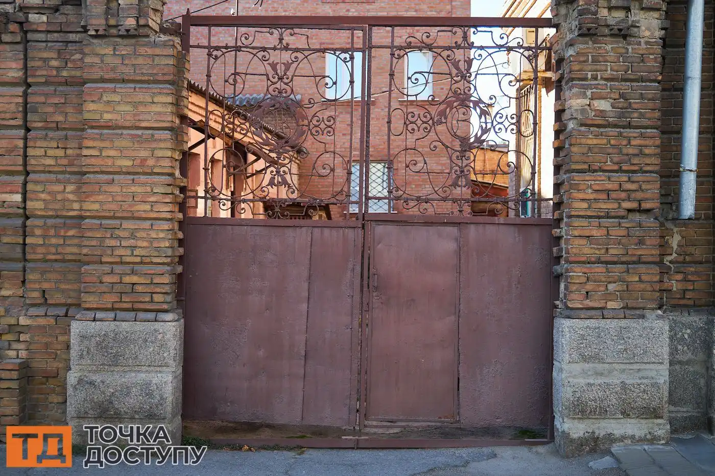 Металеві ворота для в'їзду на подвір'я колишнього домоволодіння С. Вайсенберга