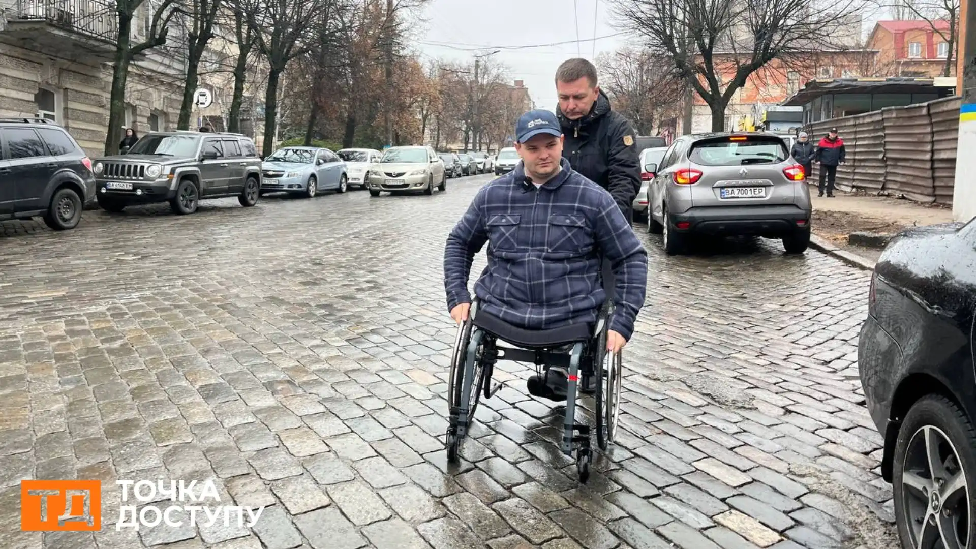 Ветеран тестував маршрут безбар'єрності у Кропивницькому: які перешкоди на тротуарах виявили і як їх усуватимуть
