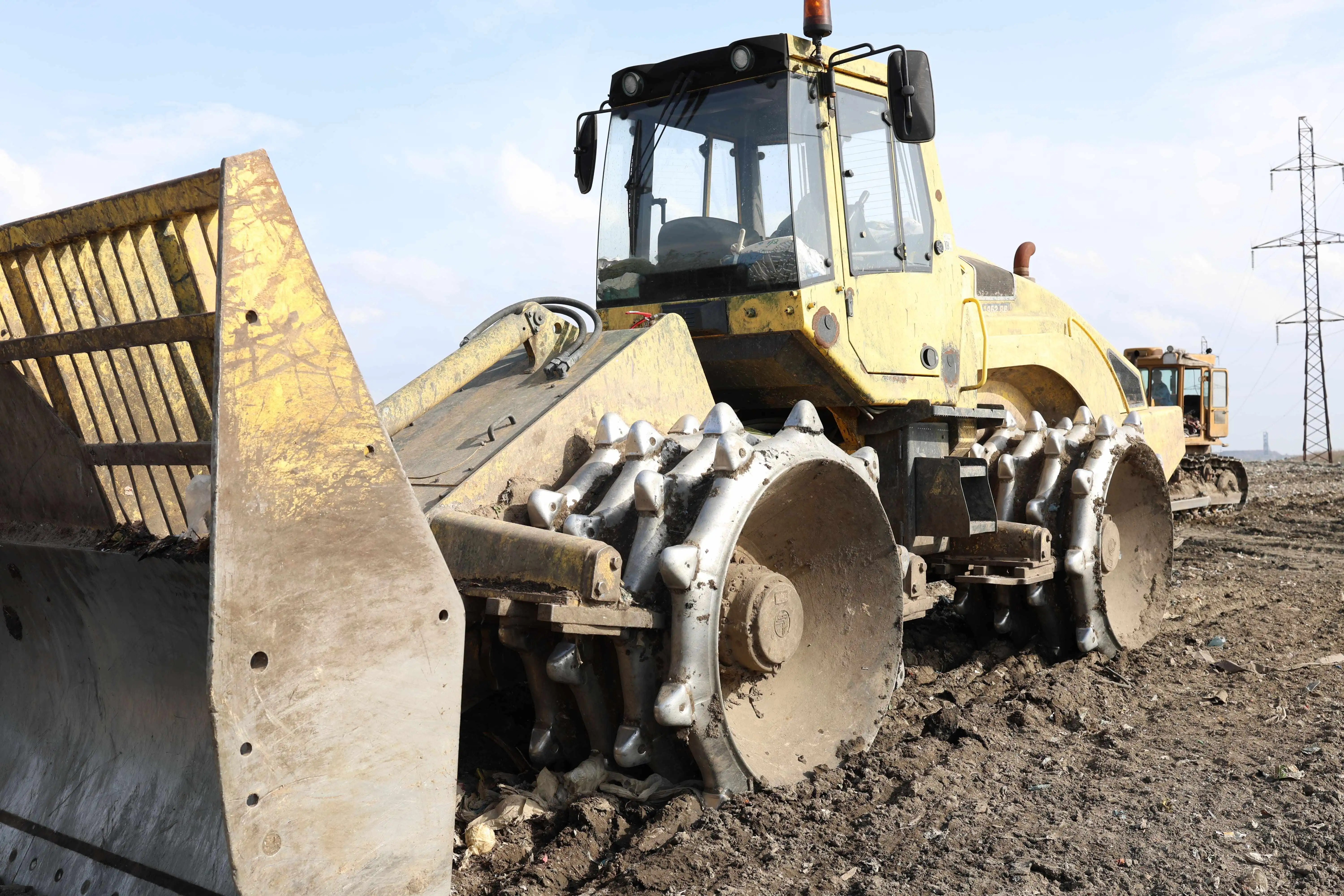 Компактор і бульдозер