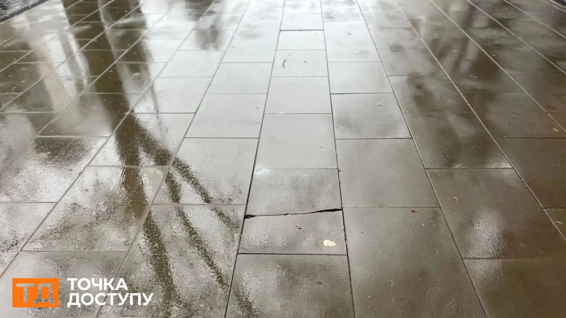 Плитка зсунулася і потріскалася: за місяць мають перекласти плитки на вулиці Архітектора Паученка в Кропивницькому