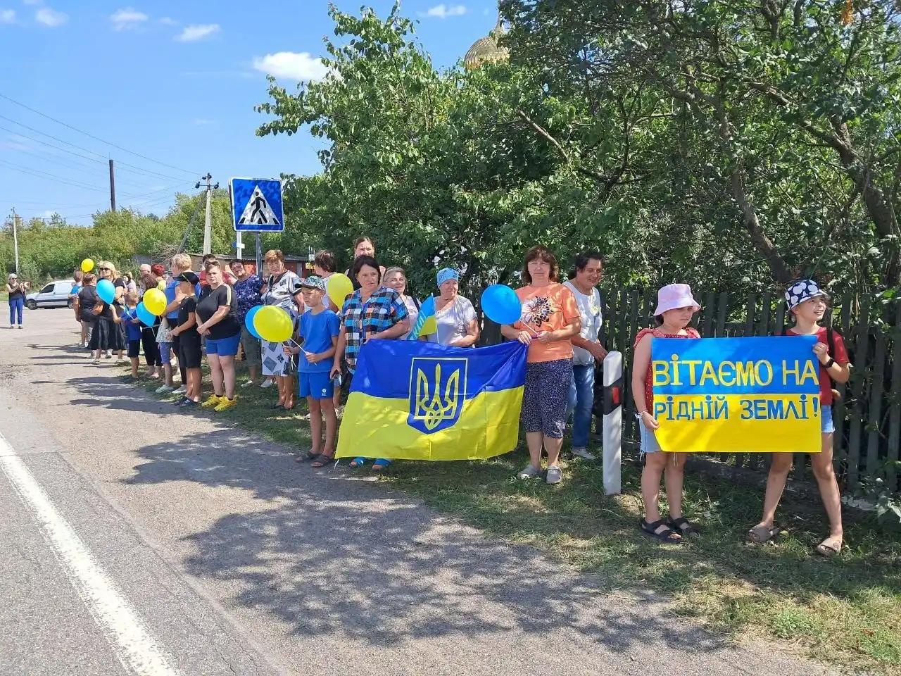 Зустрічають захисника, який повернувся з полону