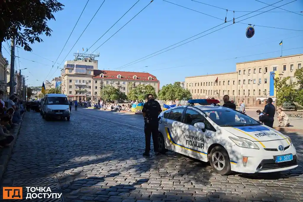 Кропивничани зібралися на центральній площі, аби попрощатися з полеглим захисником.