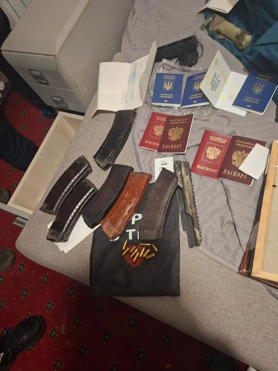 Посвідчення правоохоронця, зброя та паспорти РФ: у Кропивницькому братів підозрюють у торгівлі зброєю