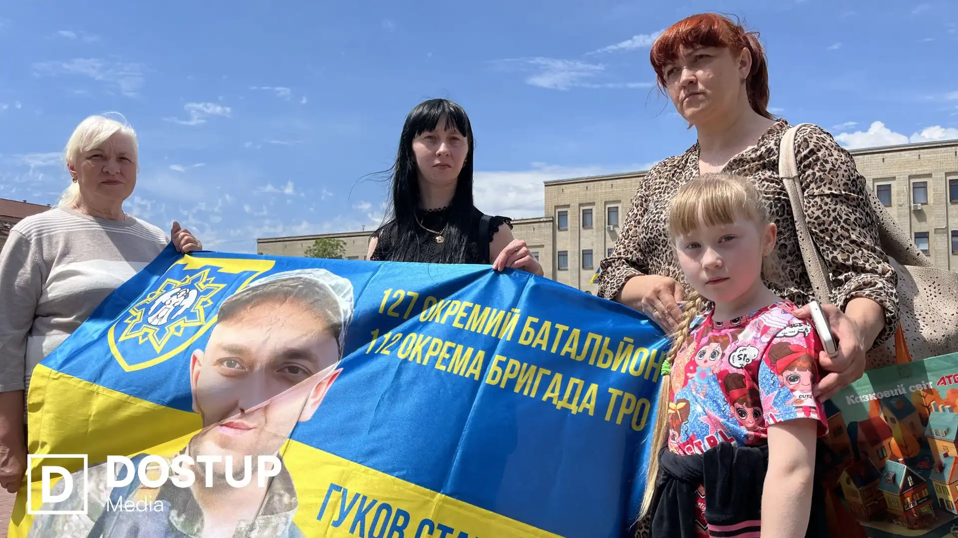 "Вшанувати загиблих і нагадати про їхній внесок": у Кропивницькому відбувся автопробіг до Дня Героїв
