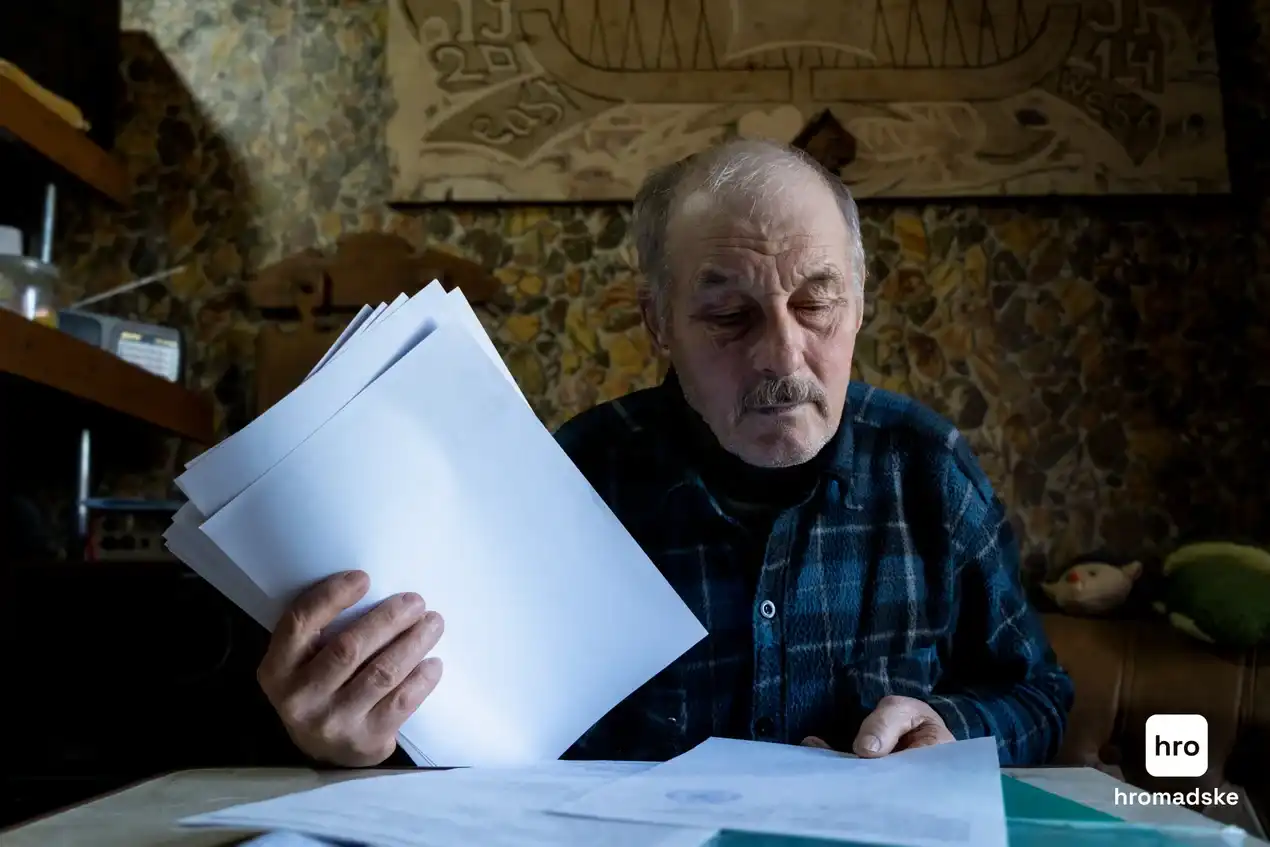 У Віктора Боркути цілий стос довідок, що стосуються здоров’я і виплат його сина. Він знає на пам’ять зміст кожної з них