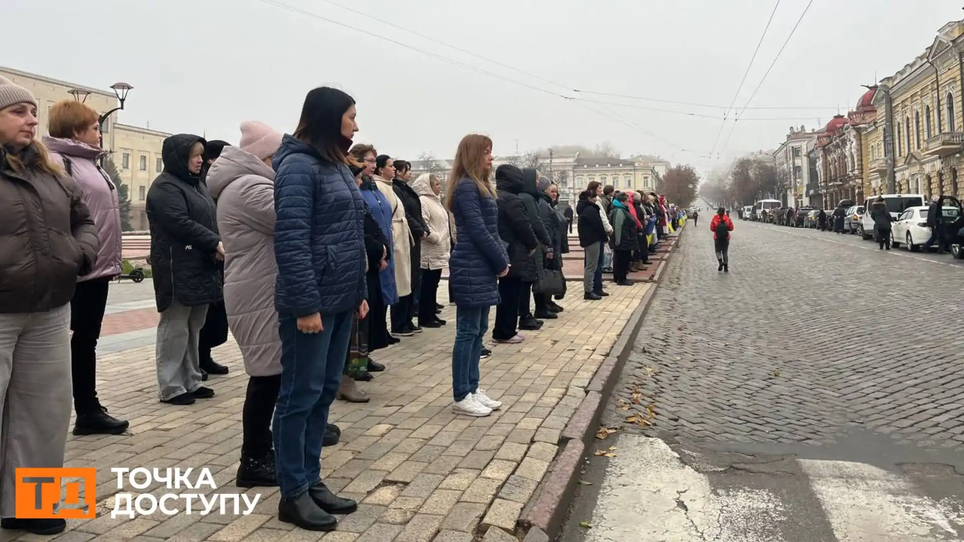 З трьома воїнами попрощалися у Кропивницькому: в центрі міста зупинився траурний кортеж