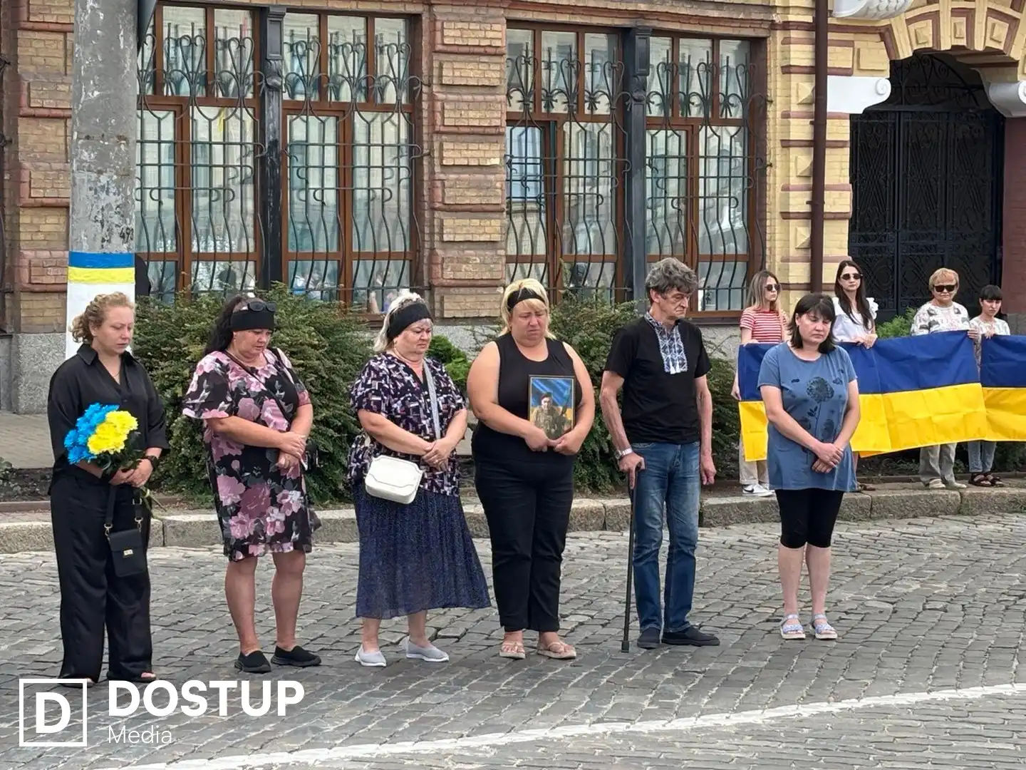 Рідні загиблого військового Олександра Божка на прощанні з ним у Кропивницькому