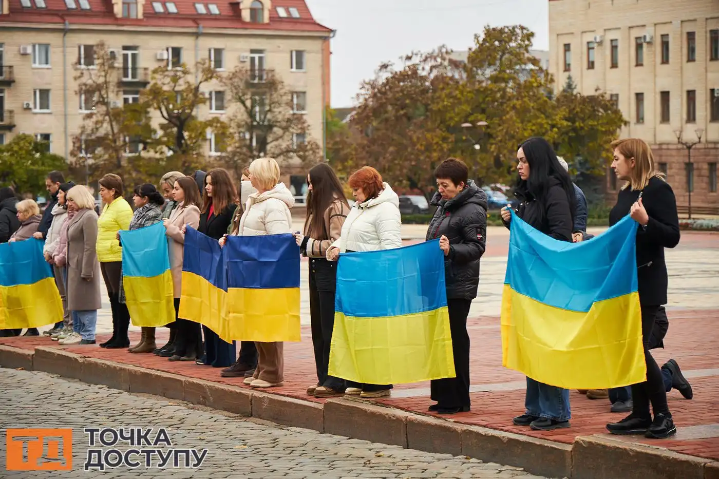 У центрі Кропивницького люди з прапорами та квітами прийшли попрощатися із загиблим військовим.