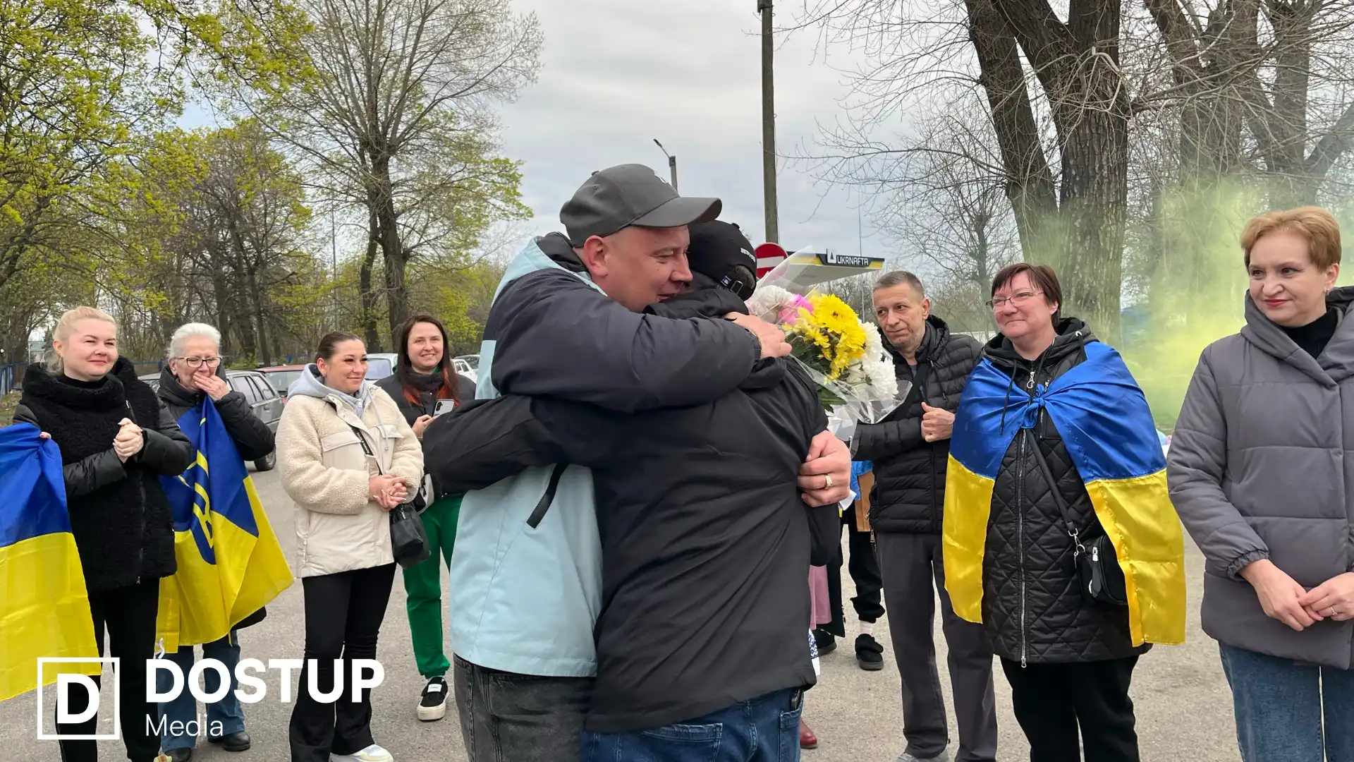 “Не віриться, що я вдома”: у Кропивницькому зустріли звільненого з полону захисника Євгена Коденця