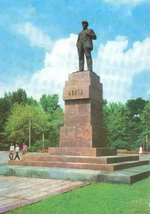 Пам'ятниу Леніну у Кропивницькому