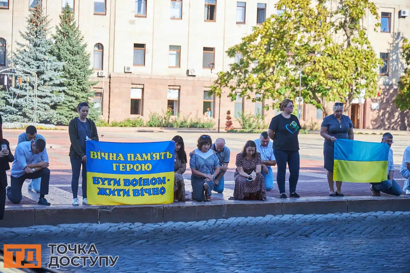 Жителі Кропивницького прийшли попрощатися з героєм, який боронив Батьківщину.