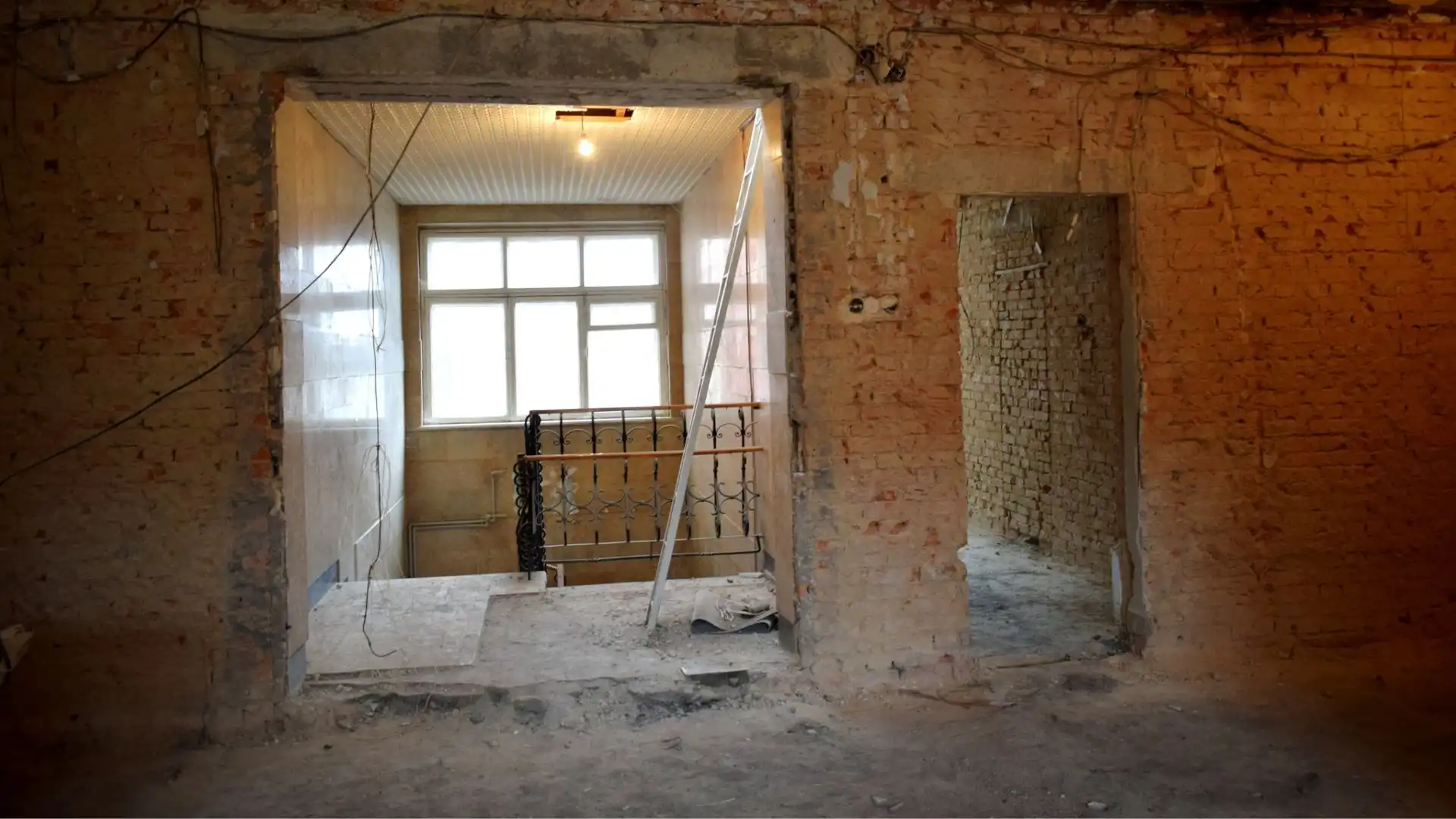 Дах планують облаштувати до зими: як у Кропивницькому проходить капітальний ремонт стоматклініки