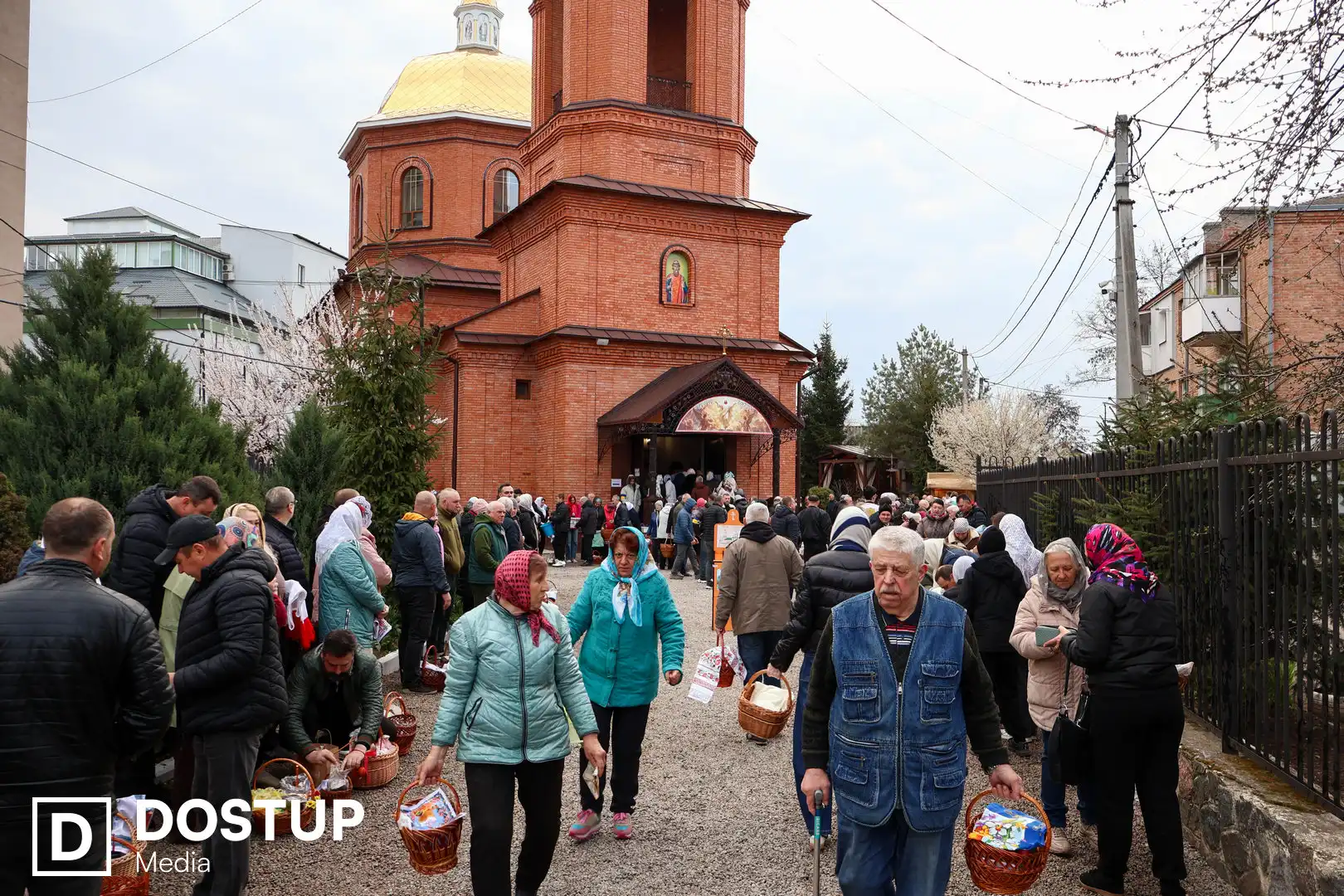 У Кропивницькому освячують великодні кошики (ФОТОРЕПОРТАЖ)