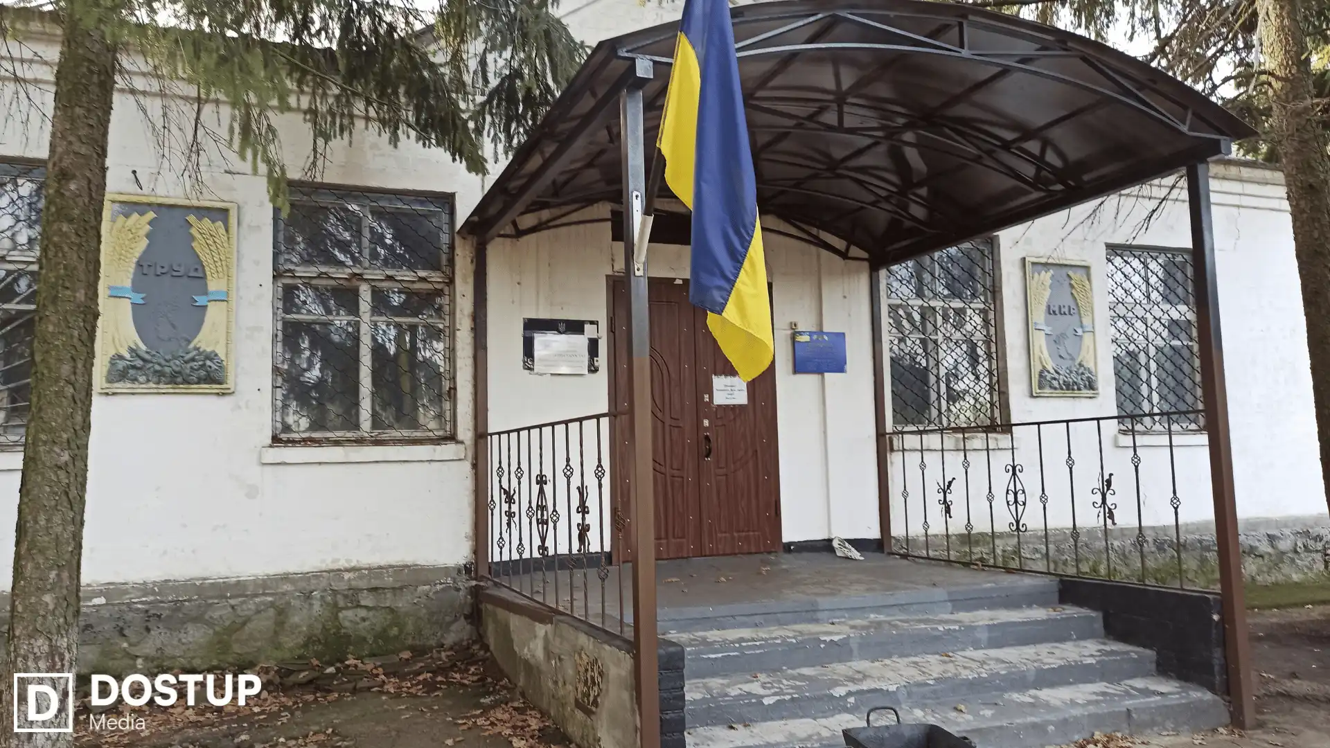 Іванівський старостат, Рівнянська громада, Кіровоградська область: на приміщенні серп і молот