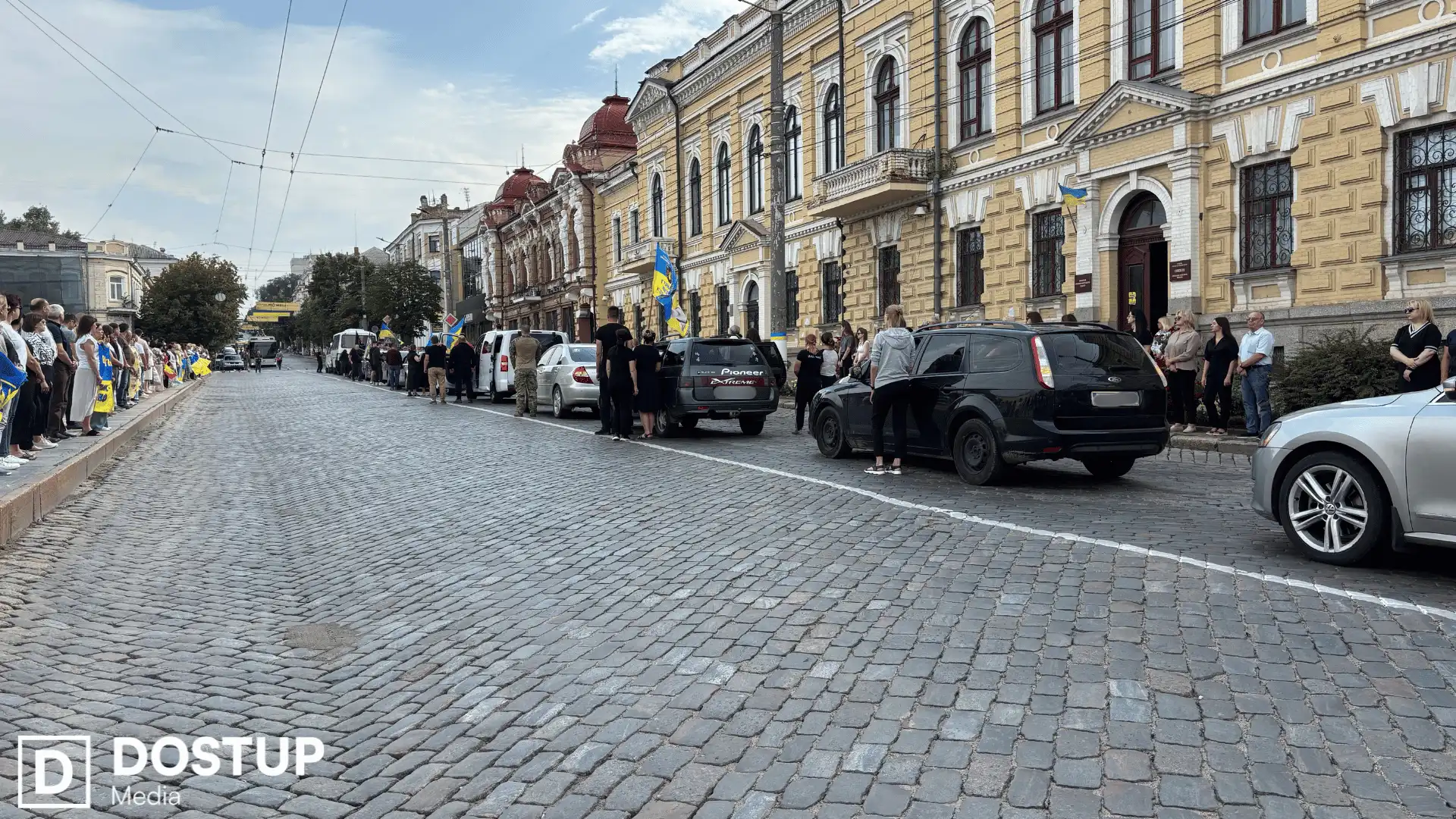 У центрі Кропивницького зупинився траурний кортеж: прощання із захисниками