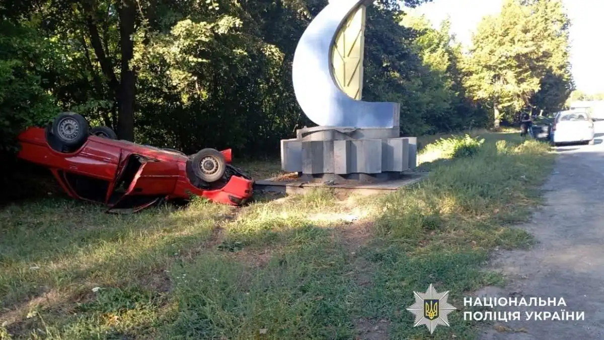У Голованівському районі Toyota врізалася у стелу: пасажир помер, водія затримали