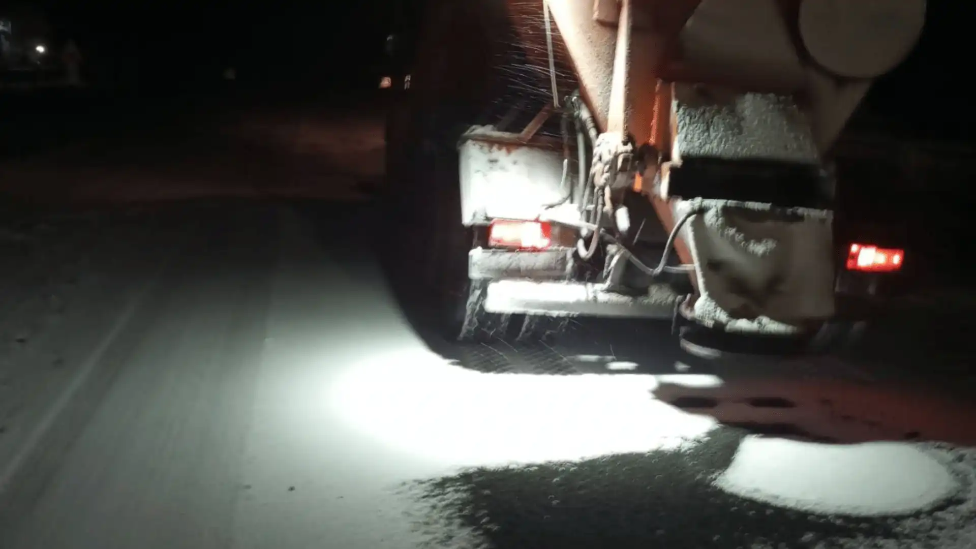 посипають від ожеледі дороги на Кіровоградщині