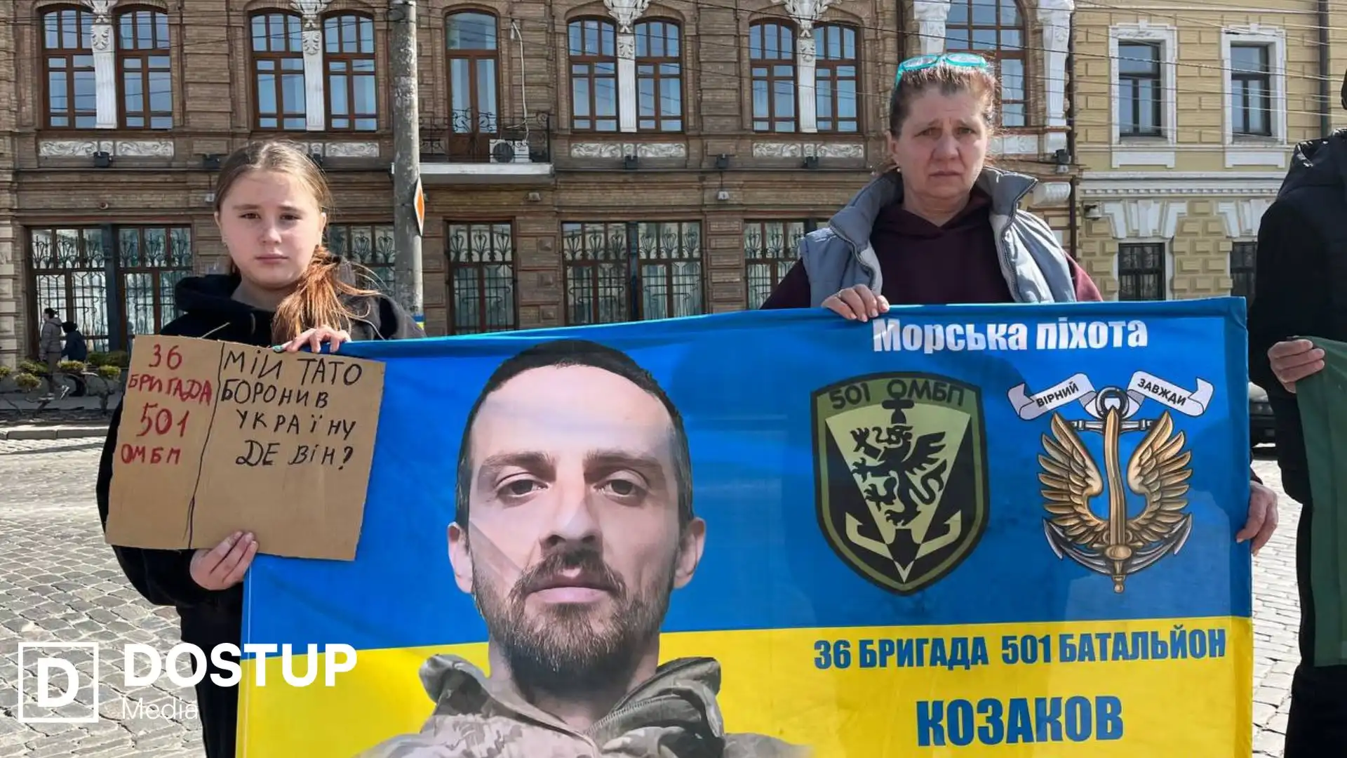 Галина Козакова та її онучка на акції заради Сергія Козакова