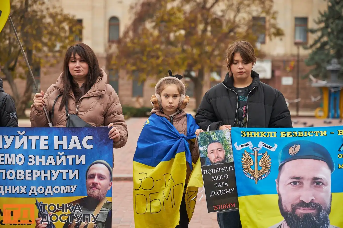 Акцію супроводжували пісні, лампадки та плакати з іменами зниклих героїв.