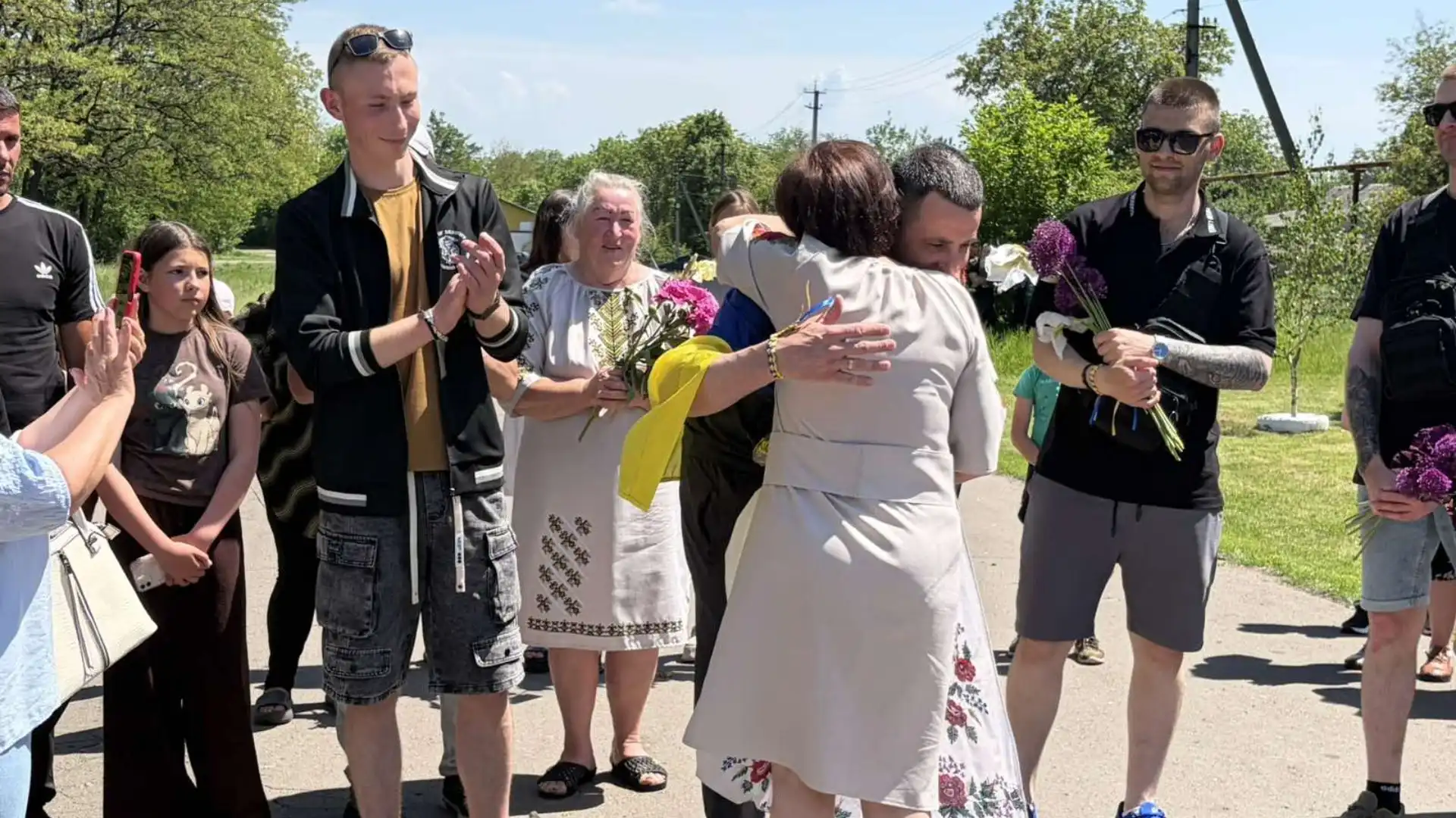 У селі Новоігорівка на Кіровоградщині зустріли захисника Володимира Беца, який повернувся з російського полону після понад 4 років.