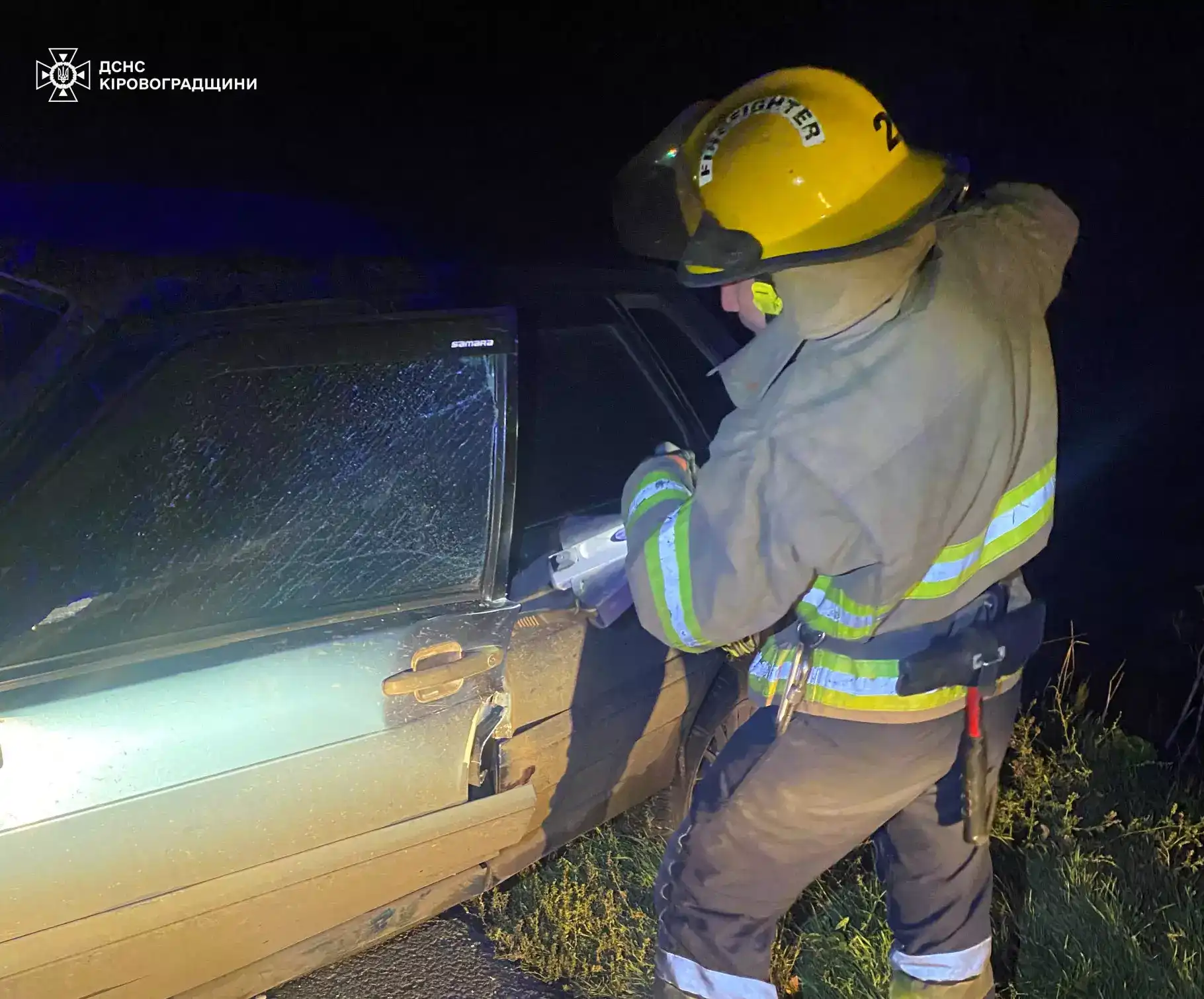 рятувальники допомогли водію вибратися з авто: на Кіровоградщині сталася ДТП