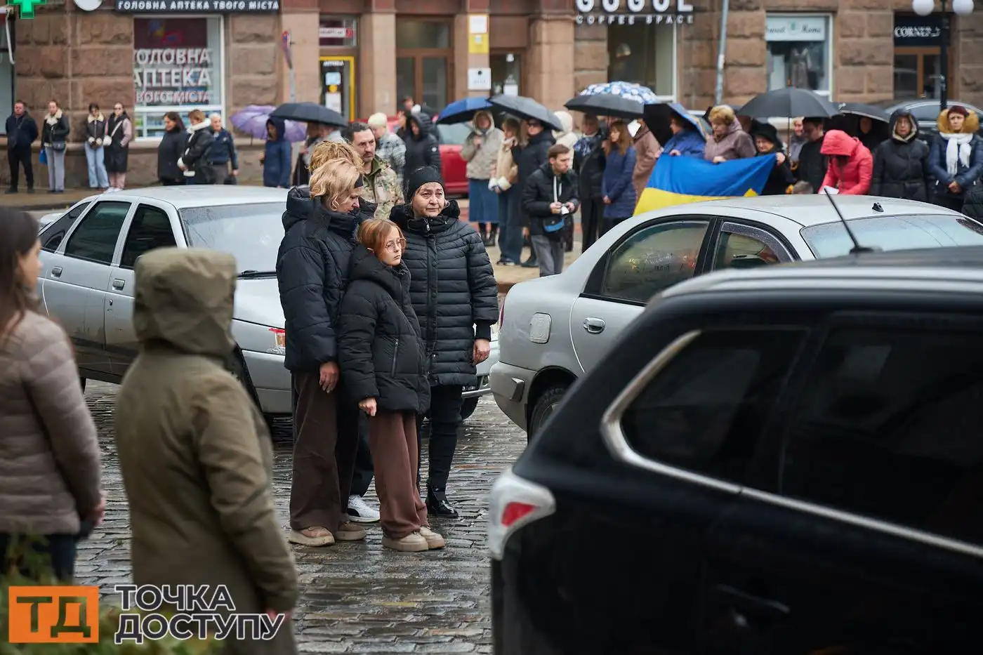 Мешканці Кропивницького принесли квіти та прапори на прощання із загиблими військовими.