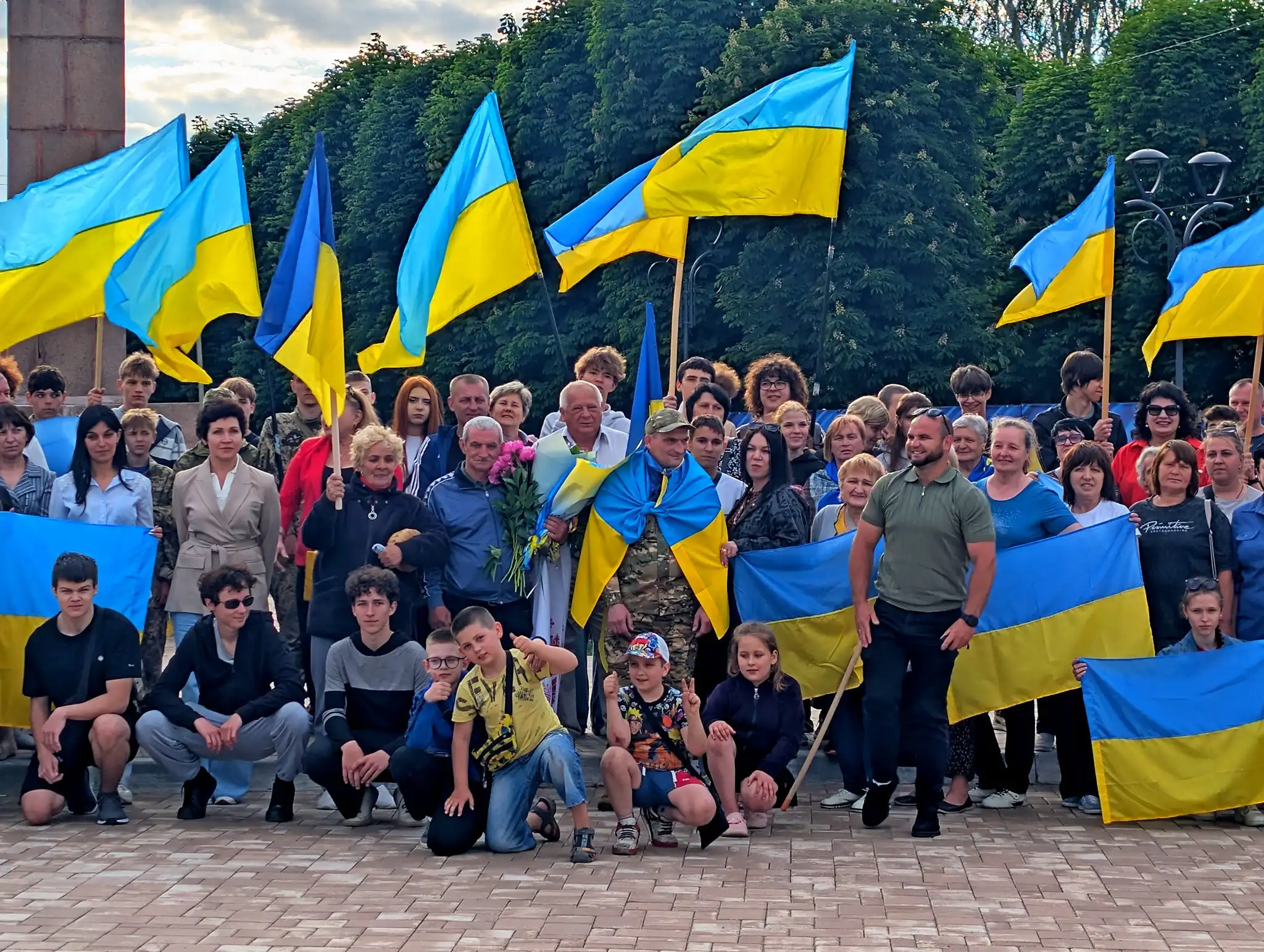 звільненого з полону захисника зустріли у Знам'янці