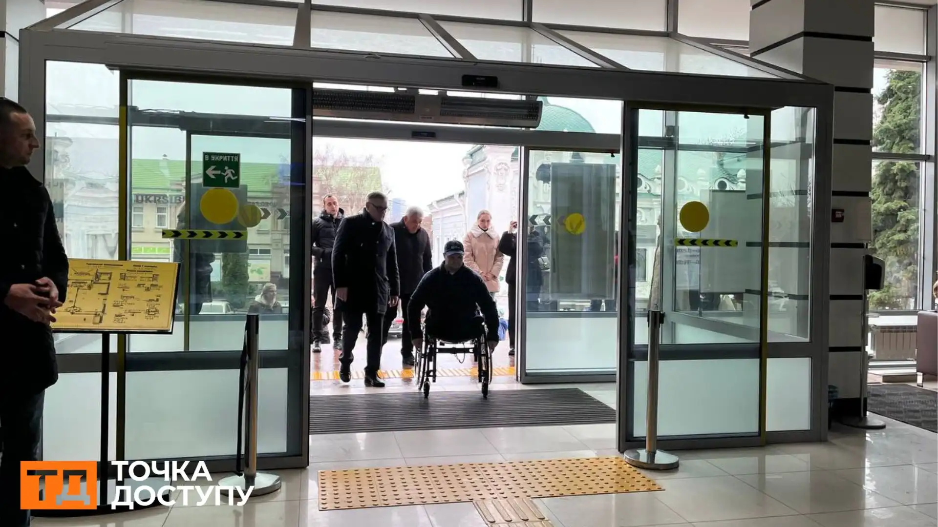 Ветеран тестував маршрут безбар'єрності у Кропивницькому: які перешкоди на тротуарах виявили і як їх усуватимуть