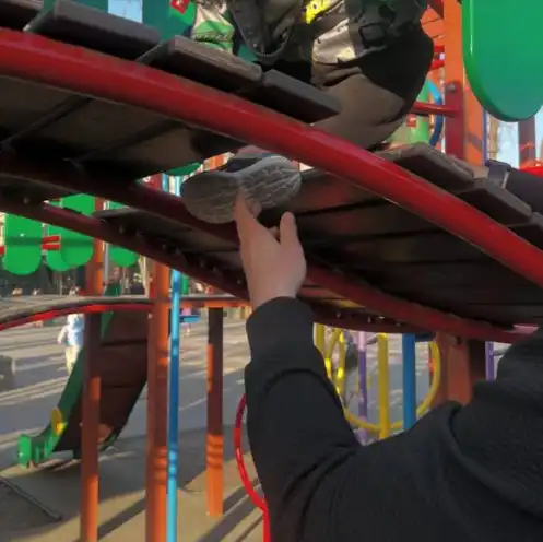 Нога дитини застрягла - що робити?