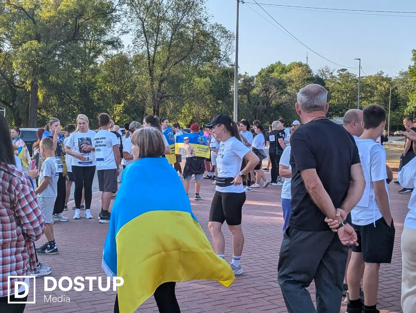 Бігуни на дистанції під час Всеукраїнського забігу "Шаную Воїнів, біжу за Героїв України"