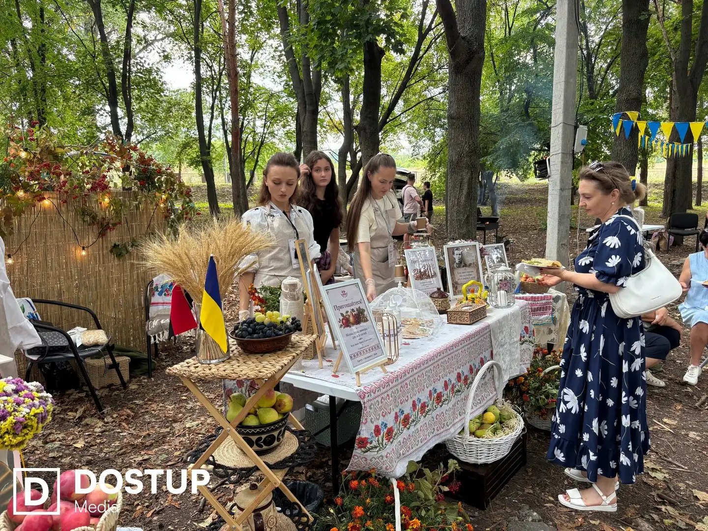 Гості фестивалю честі та пам'яті в парку Козачий острів у Кропивницькому