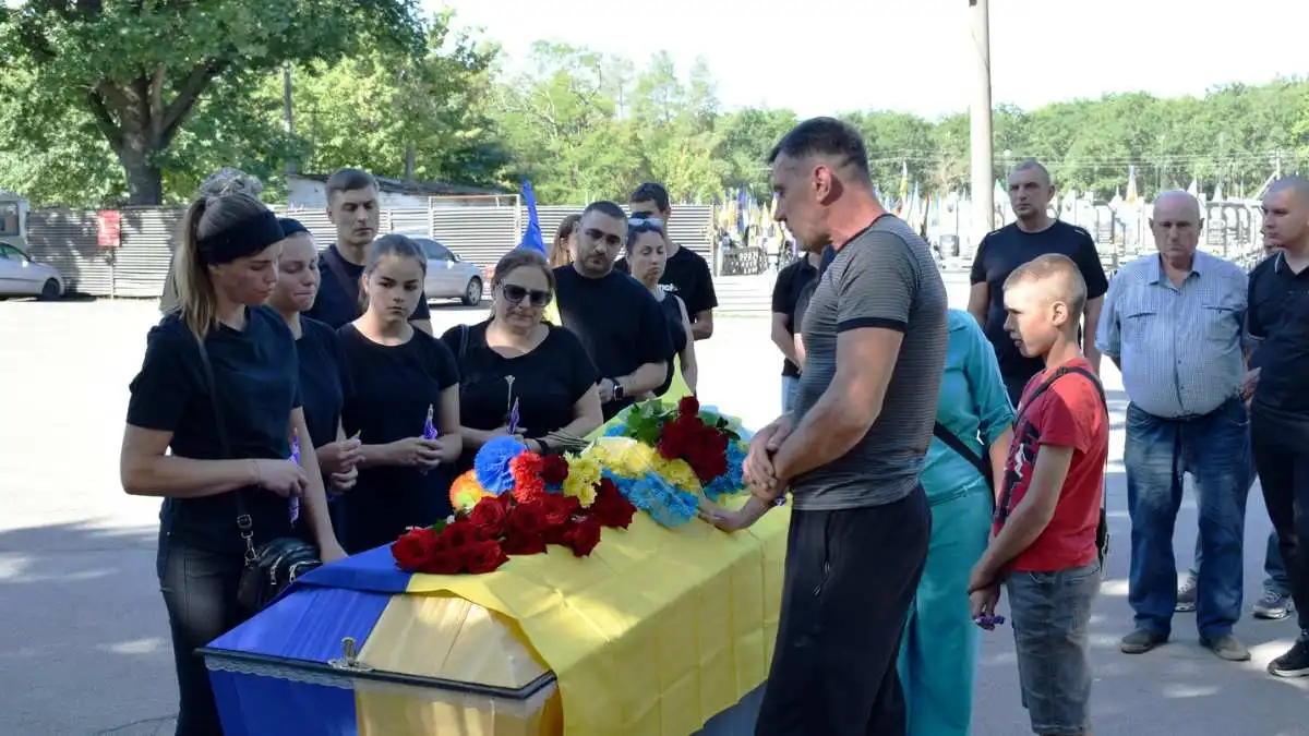 Кропивницький попрощався із захисником Євгенієм Захаренком: містом проїхала траурна колона