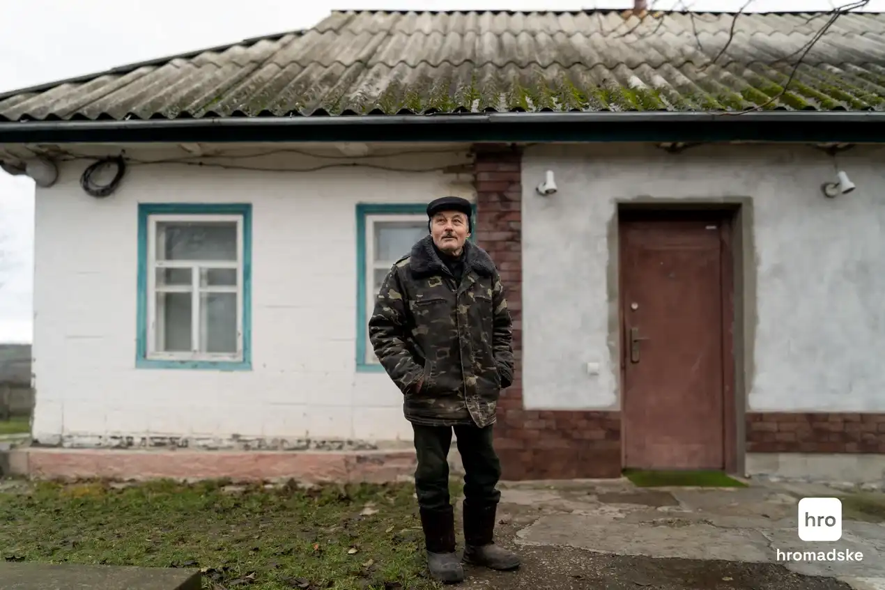 Віктор Боркута біля своєї хати