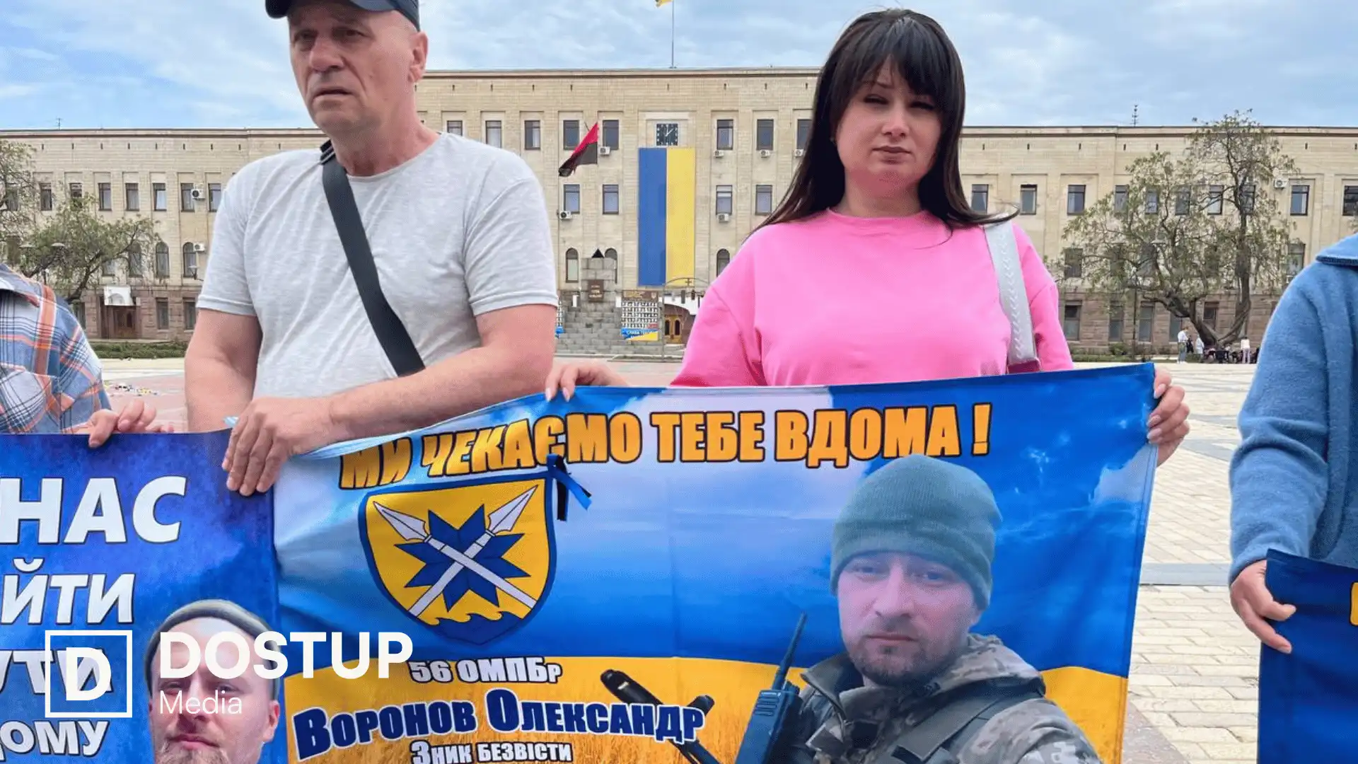 На прапорі - фото військового, яки зник безвісти, Олександр Воронов. На нього чекає рідна сестра Людмила, яка сьогодні прийшла на акцію.