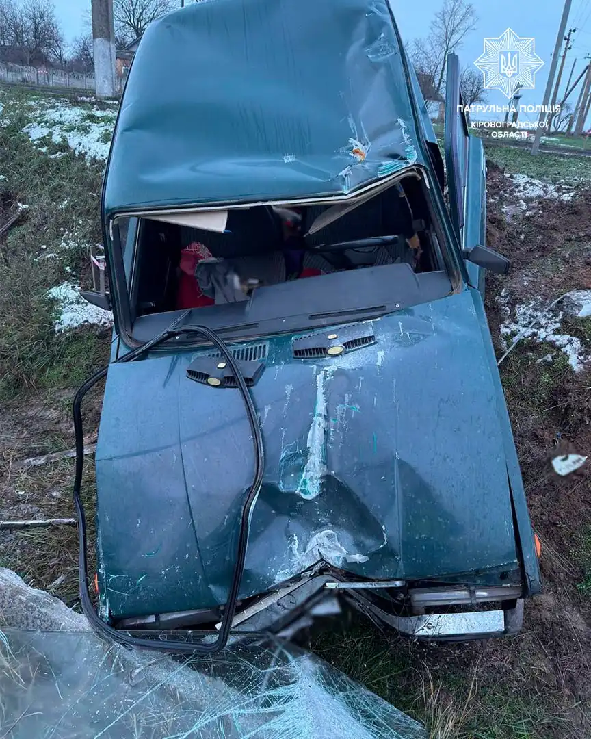 Водій ВАЗу злетів з траси у Великій Висці: Кіровоградська область