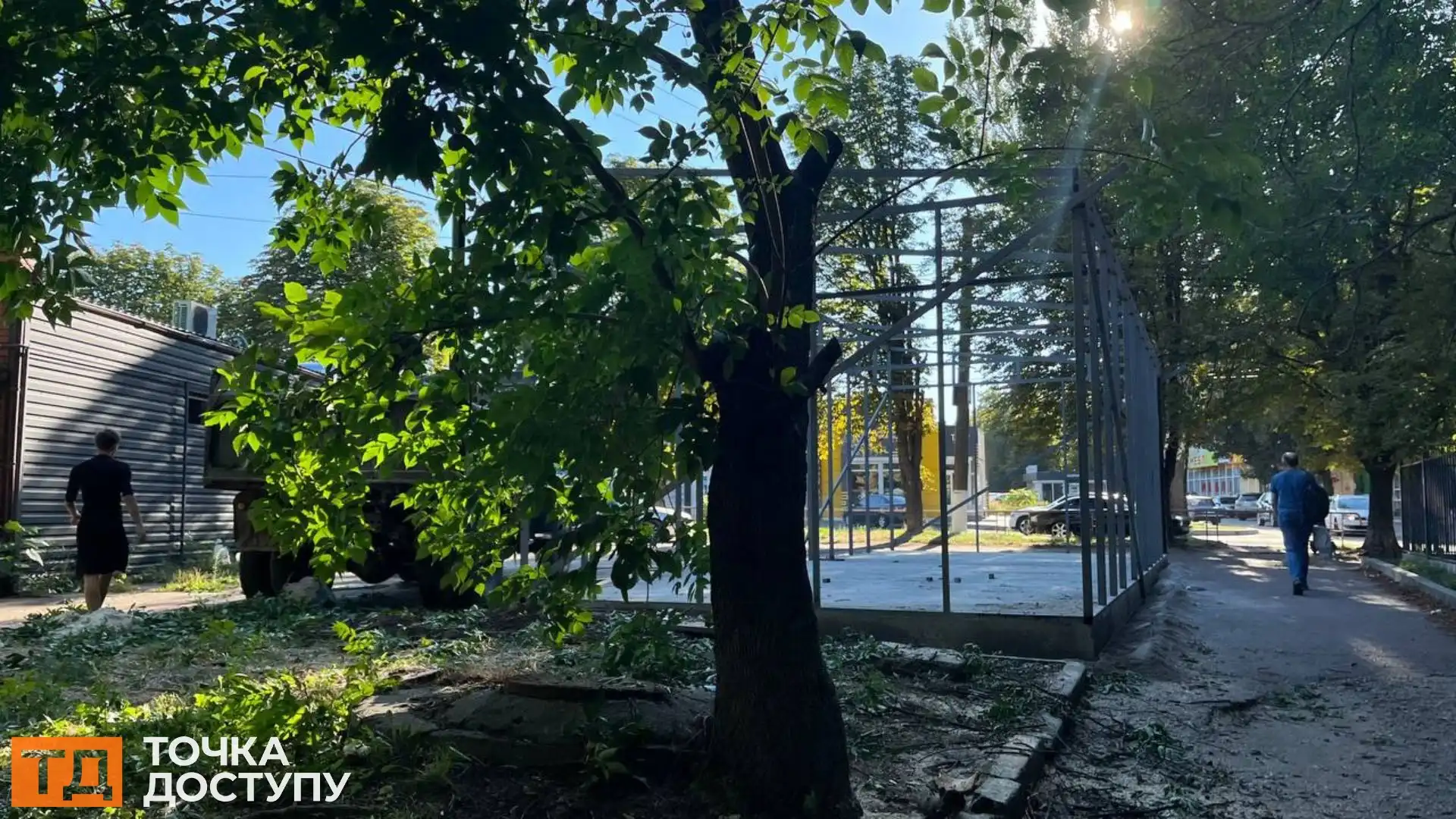 На Героїв-рятувальників у Кропивницькому встановили новий МАФ і попиляли дерева поруч: що каже міськрада