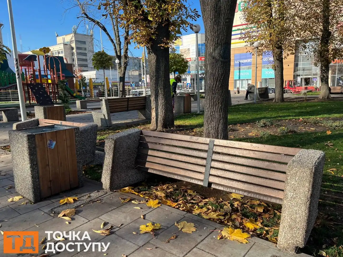 Перевернули 13 лавок у Центральному сквері в Кропивницькому: правоохоронці шукають причетних