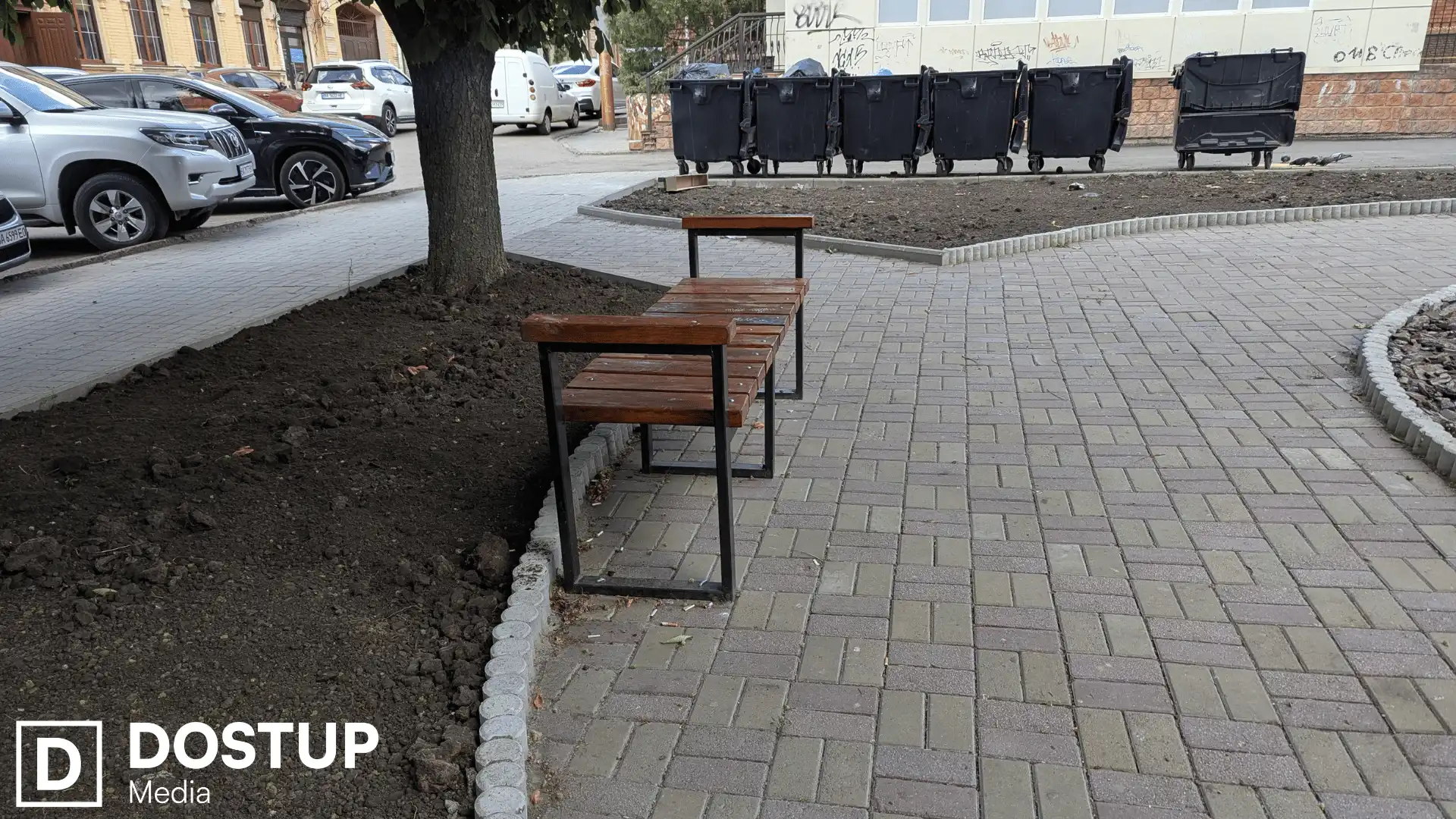 Лавка у сквері на розі вулиць Віктора Чміленка та Пашутинської