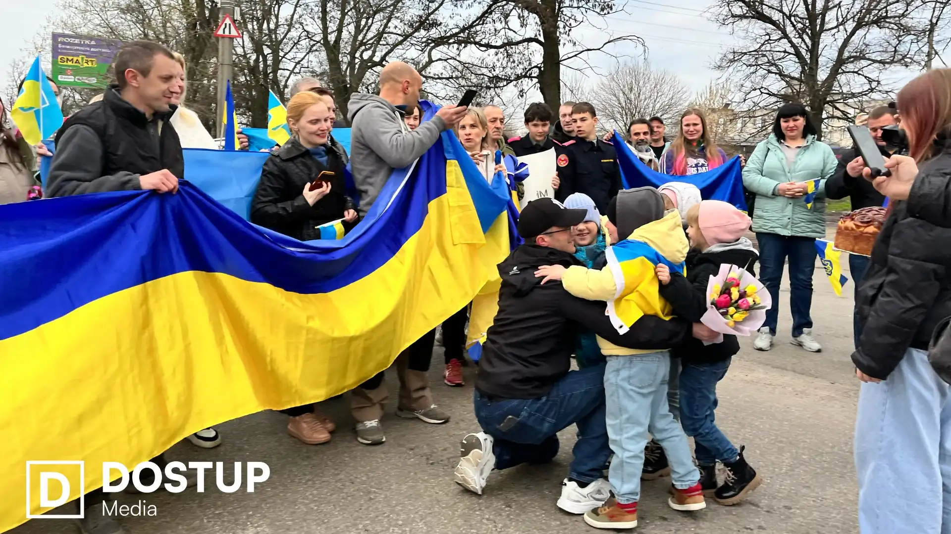 “Не віриться, що я вдома”: у Кропивницькому зустріли звільненого з полону захисника Євгена Коденця