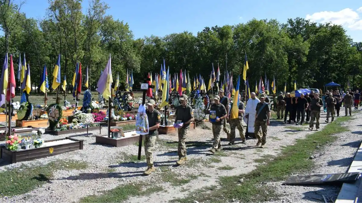 Кропивницький попрощався із захисником Євгенієм Захаренком: містом проїхала траурна колона