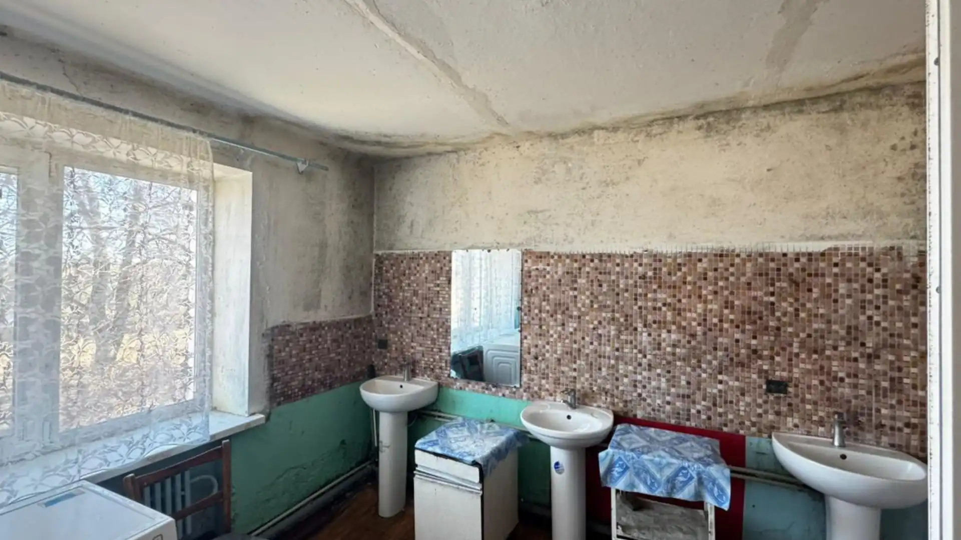 У Помічній у житлі для переселенців знайшли плісняву та грибок: що каже голова громади