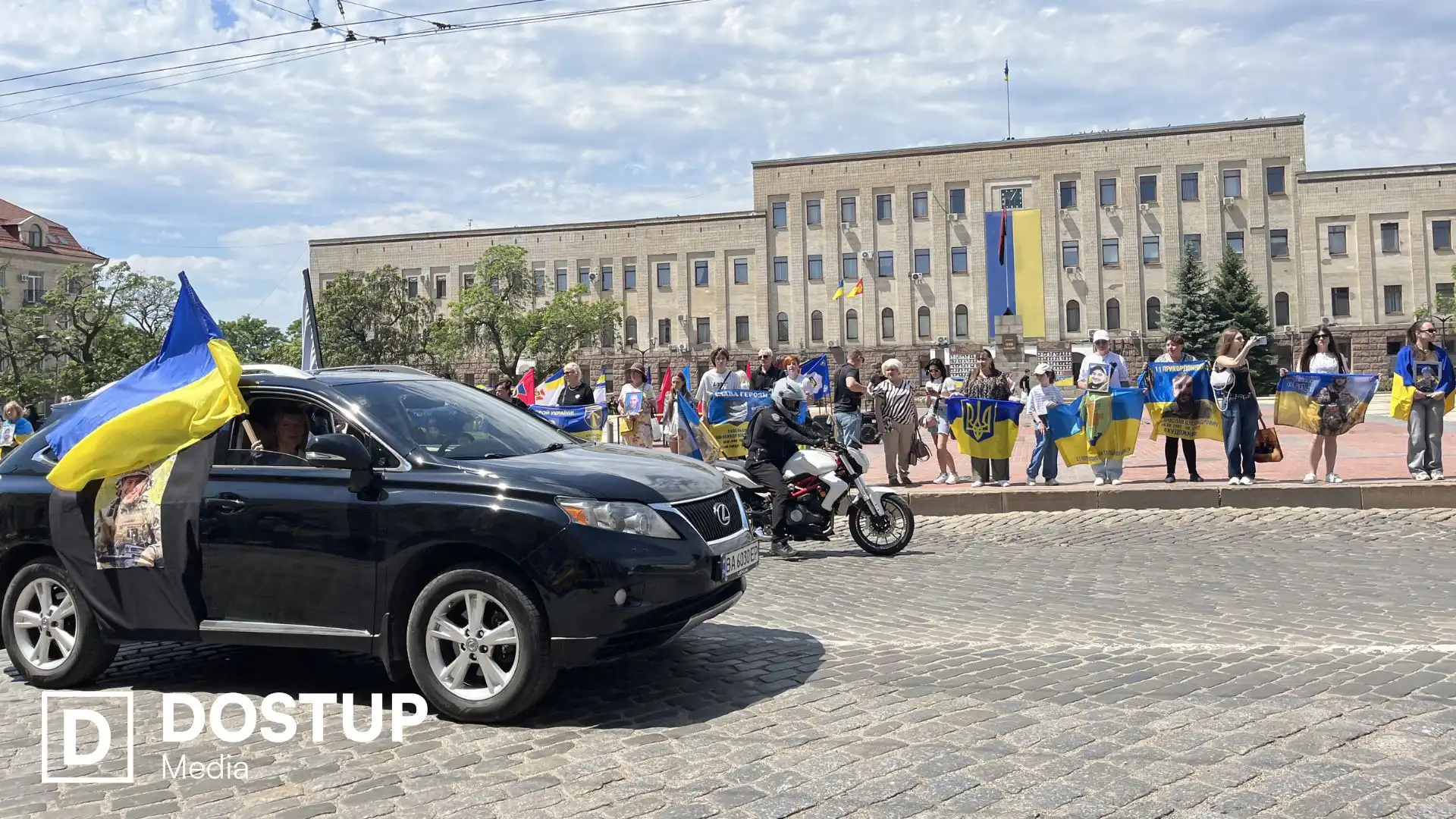 "Вшанувати загиблих і нагадати про їхній внесок": у Кропивницькому відбувся автопробіг до Дня Героїв