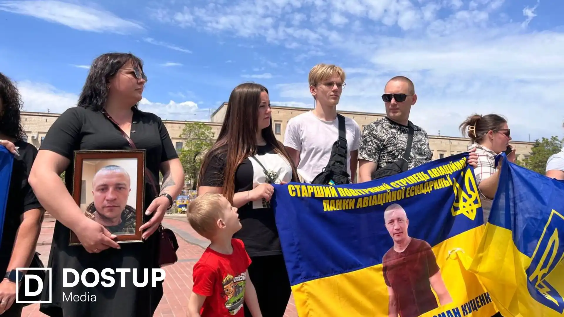 "Вшанувати загиблих і нагадати про їхній внесок": у Кропивницькому відбувся автопробіг до Дня Героїв